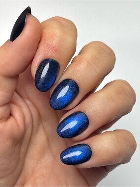 Red Aspen Marley’s Midnight Muse - Short Almond Cat Eye Press-On Nails (Blue)